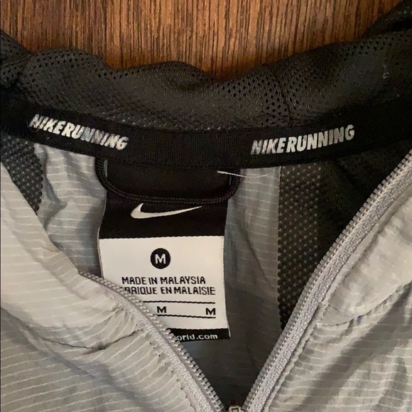 Women’s Nike Running Windbreaker - Picture 2 of 3